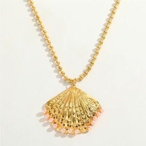Gold Shell Pendant Necklace with Pearls